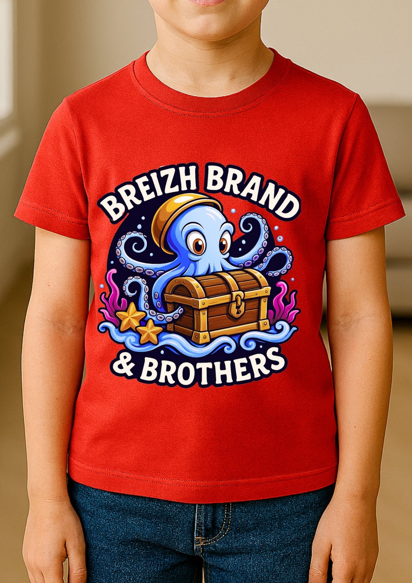 Enfant portant un t-shirt rouge avec motif pieuvre et trésor – Breizh Brand & Brothers