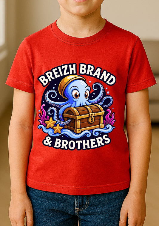 Enfant portant un t-shirt rouge avec motif pieuvre et trésor – Breizh Brand & Brothers