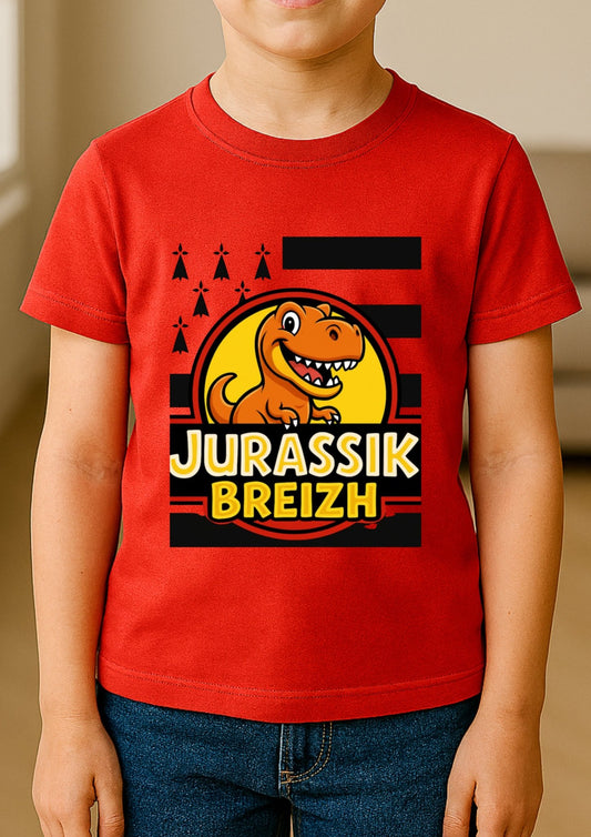 Enfant portant un t-shirt rouge avec motif dinosaure Jurassik Breizh – style Jurassic Park