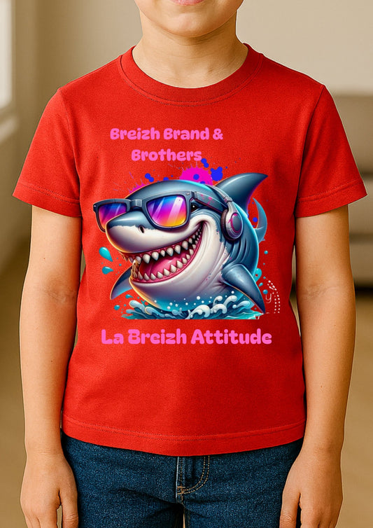 T-shirt enfant rouge avec illustration requin humoristique et lunettes de soleil